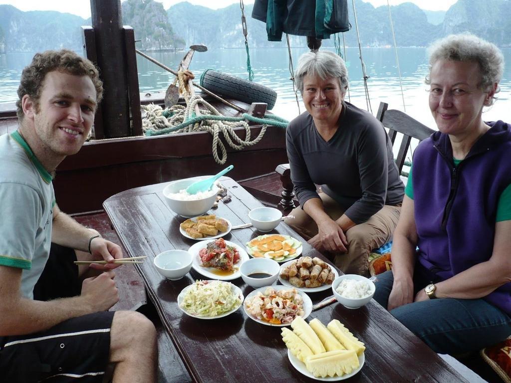 Hotel Hoang Gia Minh Cat Ba Island Exterior foto